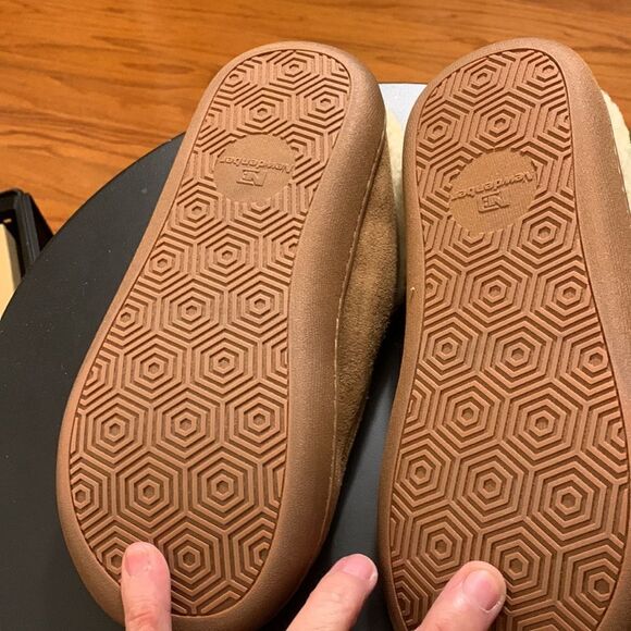 Newdenber Size 6-7 faux sheepskin slippers in tan & cream. NWOT - Picture 5 of 7